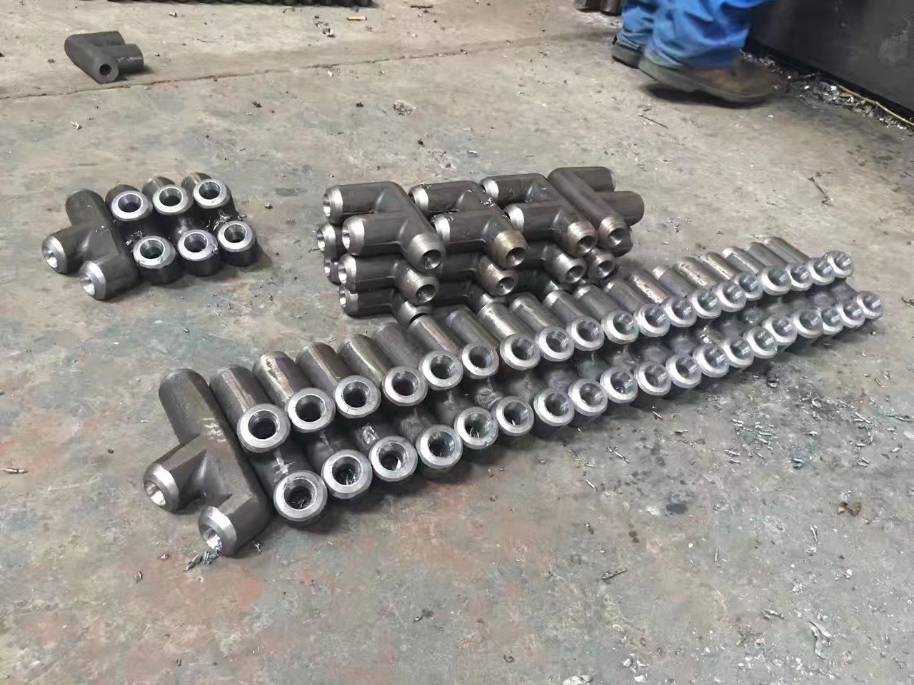 Φ63.5×8 （SA-210C)管壁厚度均勻，材質(zhì)符合要求，管壁厚度不超8.1mm，兩管中心距89mm，，鰭片厚度6mm，管長度6M,每排6根管束，管口鰭片據(jù)管口留50mm的距離便于焊接
